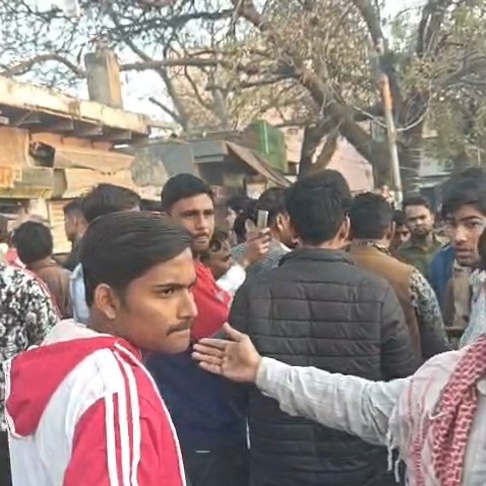 मथुरा में दुकान खाली कराने पहुंचे अधिकारी:बिना आदेश कार्रवाई का आरोप, लोगों ने किया विरोध