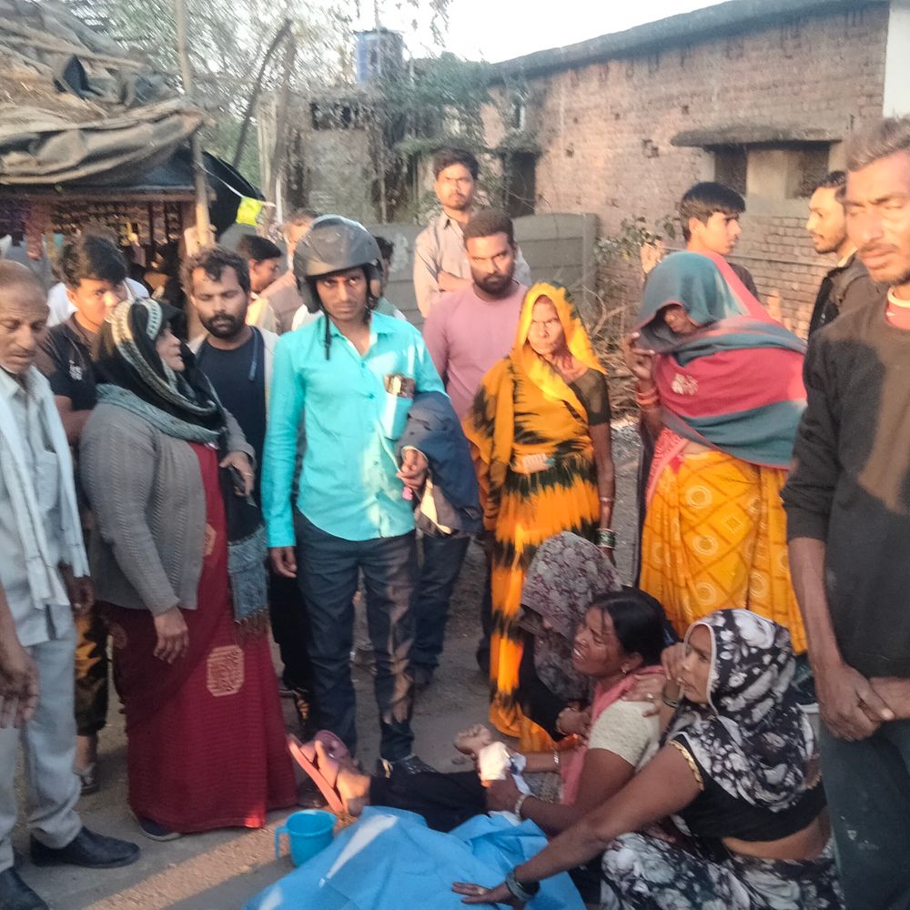 उन्नाव में सड़क पार कर रहे व्यक्ति की मौत:भल्लाफार्म चौराहे पर ट्रक ने रौंदा, पोस्टमॉर्टम के लिए भेजा शव