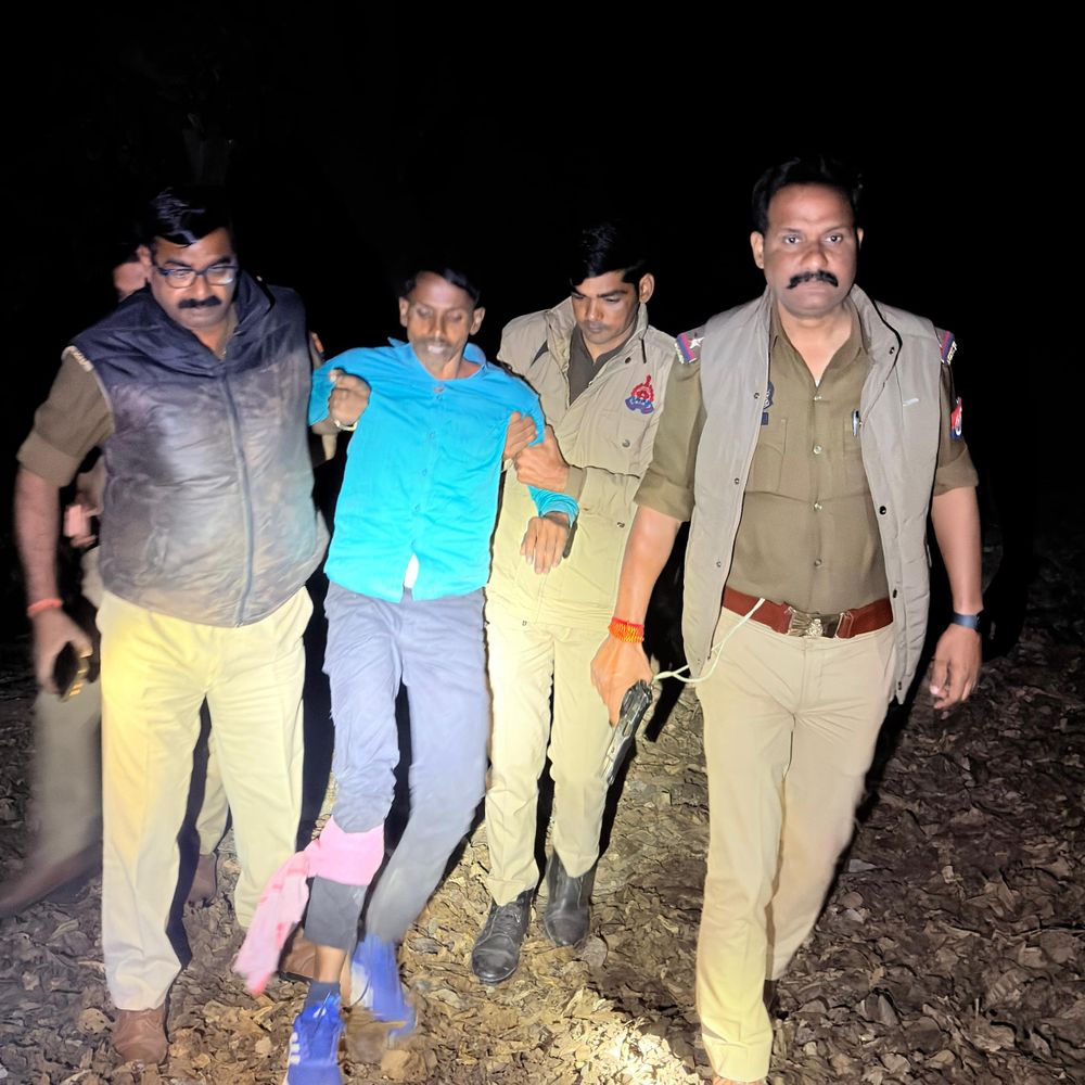 बलिया में पुलिस की बदमाश के साथ मुठभेड़:पैर में गोली मारकर किया गिरफ्तार, छिनैती समेत कई मामलों में था वांछित