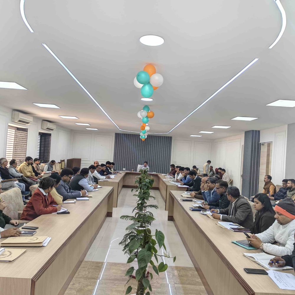 खराब प्रदर्शन पर अधिकारियों का वेतन रुकेगा:गाजियाबाद में समीक्षा बैठक, खराब रैंक वाले विभागों पर सख्ती