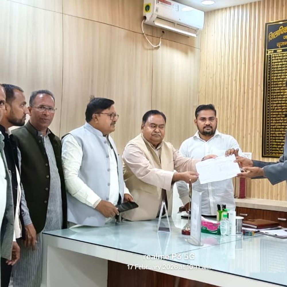 बुनकरों के प्रतिनिधिमंडल ने जिलाधिकारी से मुलाकात की:सर्वे के संबंध में विस्तृत जानकारी उपलब्ध कराने की मांग