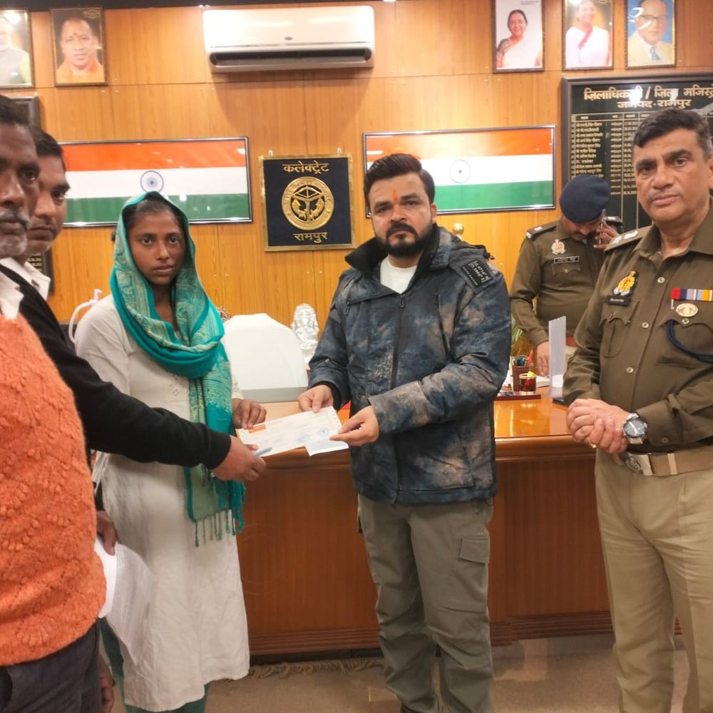 रामपुर में हाईटेंशन से झुलसी महिला को मिली सहायता:डीएम ने 50 हजार रुपए और गांव में रोजगार दिलाने के दिए निर्देश