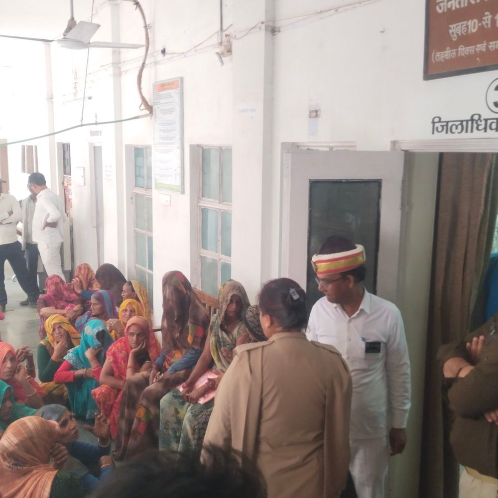 ललितपुर में 50 से अधिक महिलाओं का प्रदर्शन:शराब की दुकान हटाने की मांग पर डीएम कार्यालय पर धरना