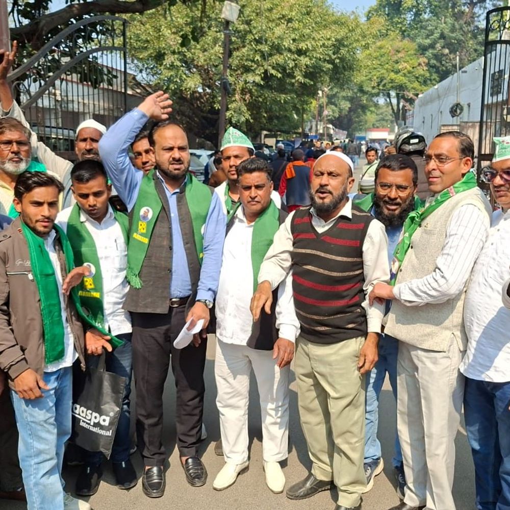 एआईएमआईएम ने रमजान-ईद से पहले प्रशासन को सौंपा ज्ञापन:कानून-व्यवस्था, सफाई, पेयजल और बिजली व्यवस्था दुरुस्त करने की मांग