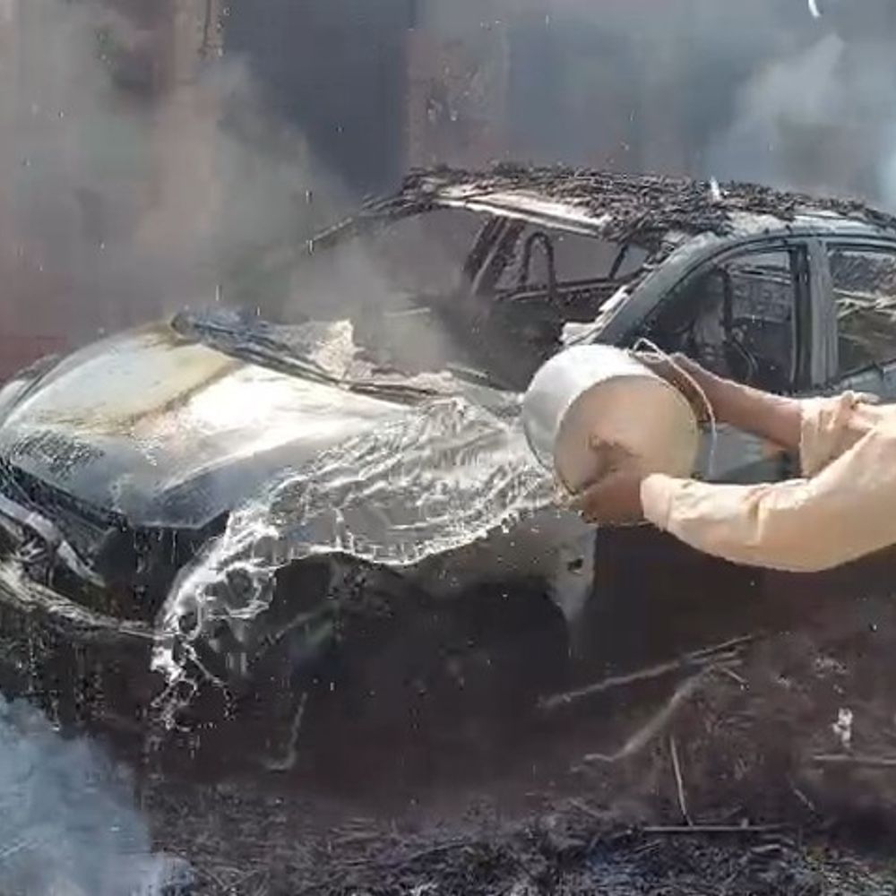 शॉर्ट-सर्किट से घर के बाहर खड़ी कार में लगी आग:सीतापुर में छप्पर व सामान जला, ग्रामीणों ने आग पर पाया काबू