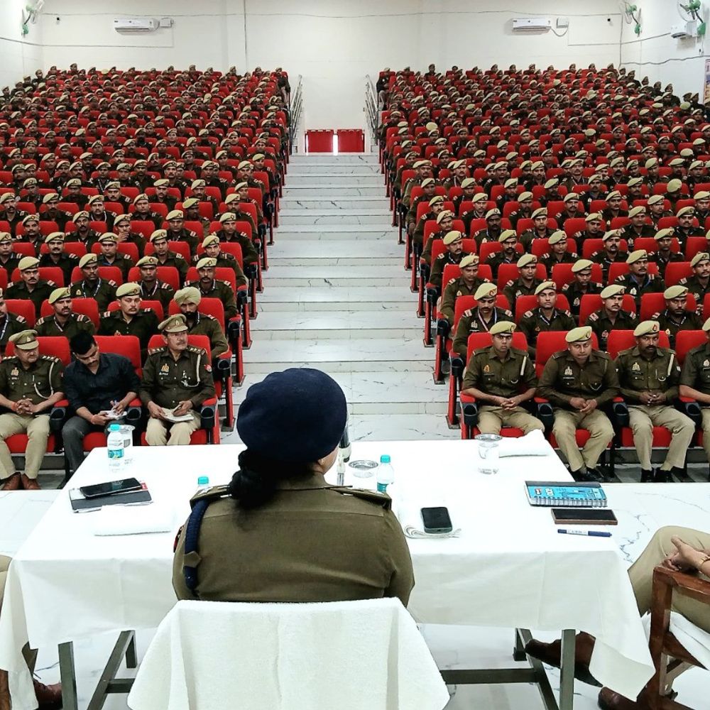 एसपी कासगंज ने रिक्रूट आरक्षियों के साथ बैठक की:पुलिस लाइन में अनुशासन और बेहतर पुलिसिंग के बारे में बताया