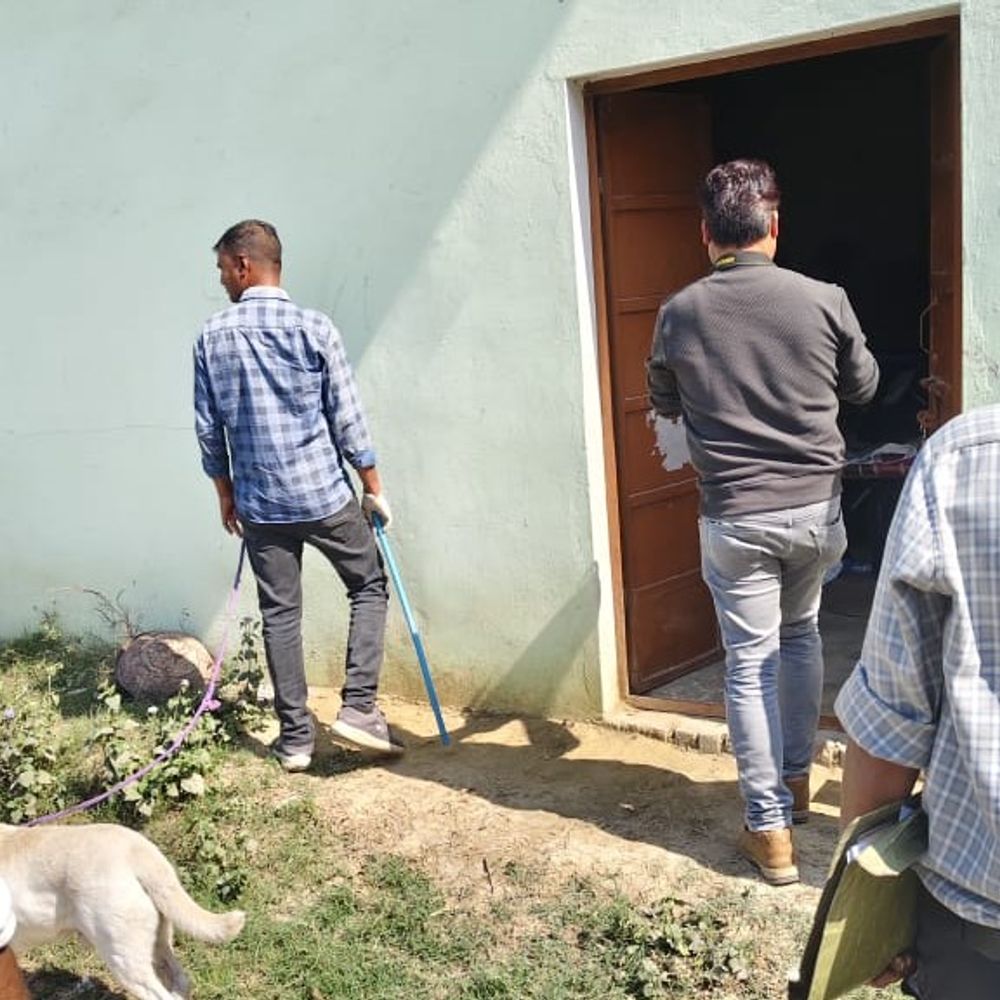 मऊआइमा में घर से 50 लाख के जेवर चोरी:1.5 लाख नकदी भी उठा ले गए, परिवार मुंबई में रहता है