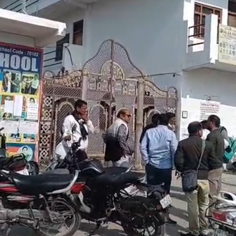 अम्बेडकरनगर में सीबीएसई परीक्षा शुरू:8428 परीक्षार्थी 9 केंद्रों पर दे रहे एग्जाम, कड़ी सुरक्षा