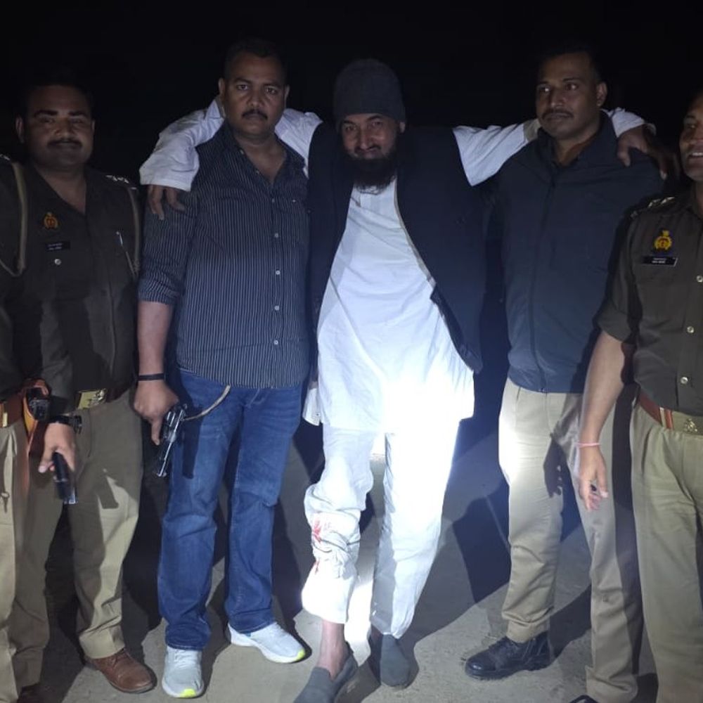 पुलिस मुठभेड़ में कुख्यात अपराधी गुफरान गिरफ्तार:पुलिस को देख स्कूटी घुमाकर भागने लगा, गोली चलाई; पैर में लगी गोली