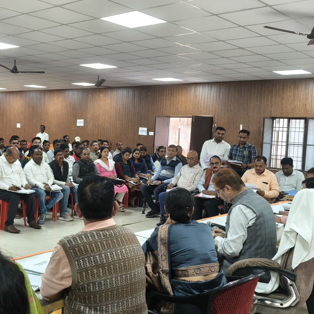 जिलाधिकारी ने आवास और आयुष्मान कार्ड की प्रगति जांची:विकास भवन में PM-CM आवास योजनाओं में तेजी लाने के निर्देश दिए