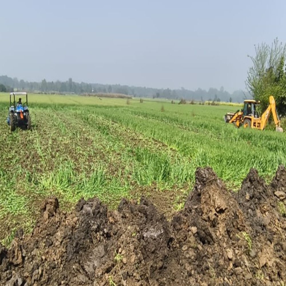 शाहजहांपुर में 42 एकड़ भूमि अतिक्रमण मुक्त:पीलीभीत वन विभाग-प्रशासन की कार्रवाई, किसानों ने 1952 के पट्टे का आरोप लगाया