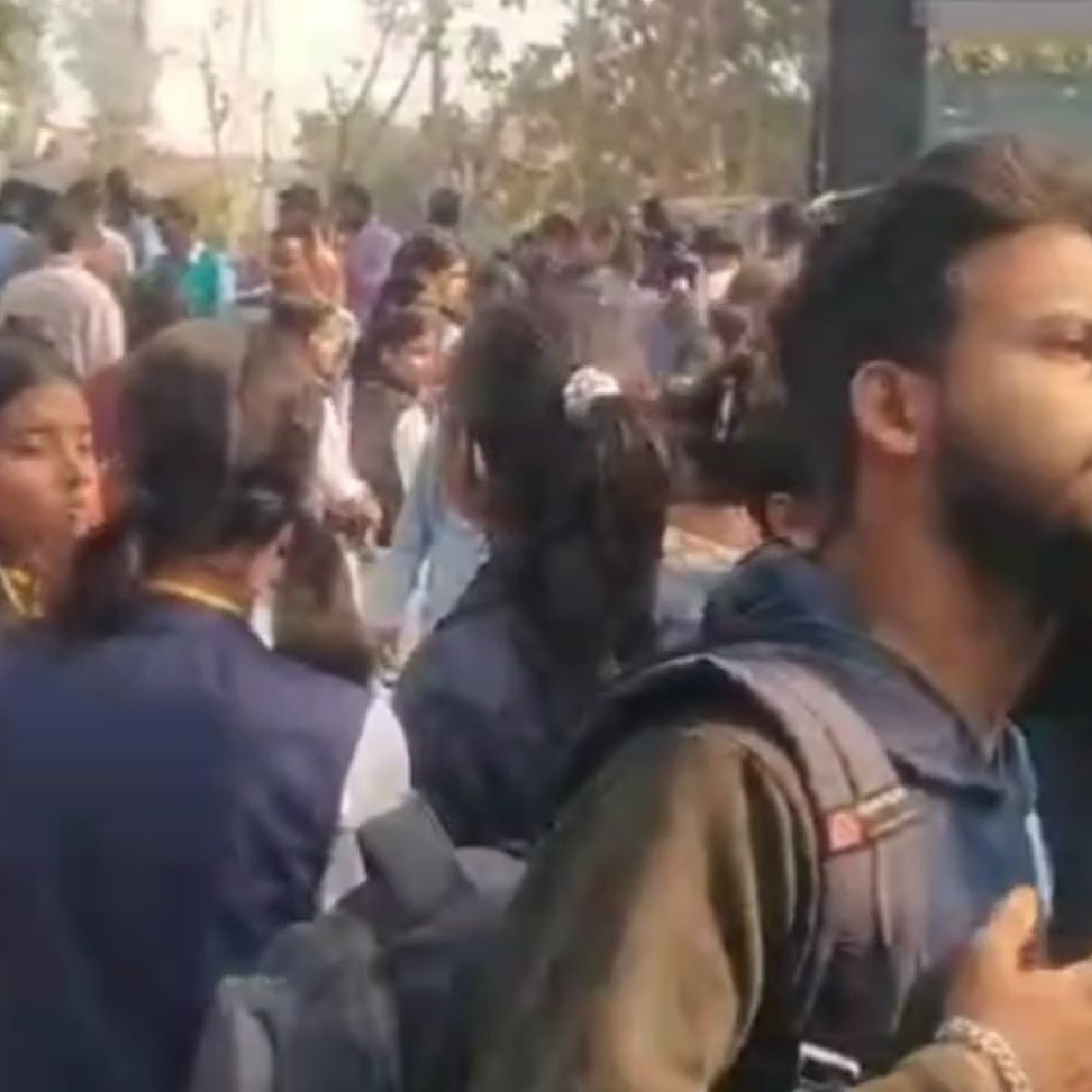 देवरिया में सीबीएसई बोर्ड परीक्षा शुरू:12 केंद्रों पर 8056 विद्यार्थी शामिल, कड़ी निगरानी में आयोजन