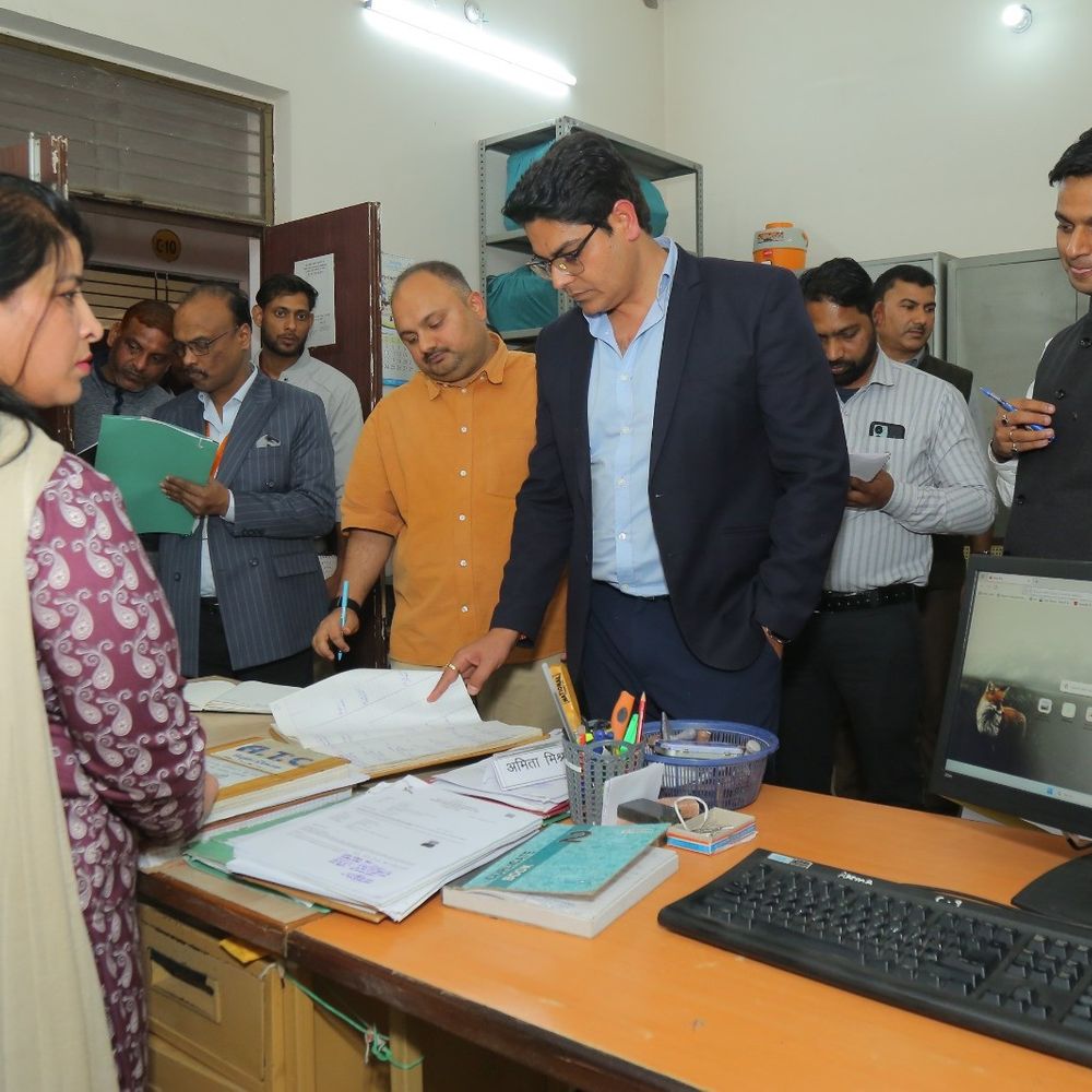 मेरठ कमिश्नर ने हापुड़ का दौरा किया:कहा- 5 साल से लंबित मामलों का हो निस्तारण, अभिलेखों के रख-रखाव पर दिए सख्त निर्देश