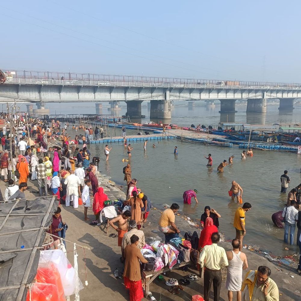 अमरोहा में अमावस्या पर हजारों श्रद्धालुओं ने किया गंगा स्नान:बृजघाट व तिगरी धाम में गूंजे हर-हर गंगे के जयकारे, पुलिस तैनात