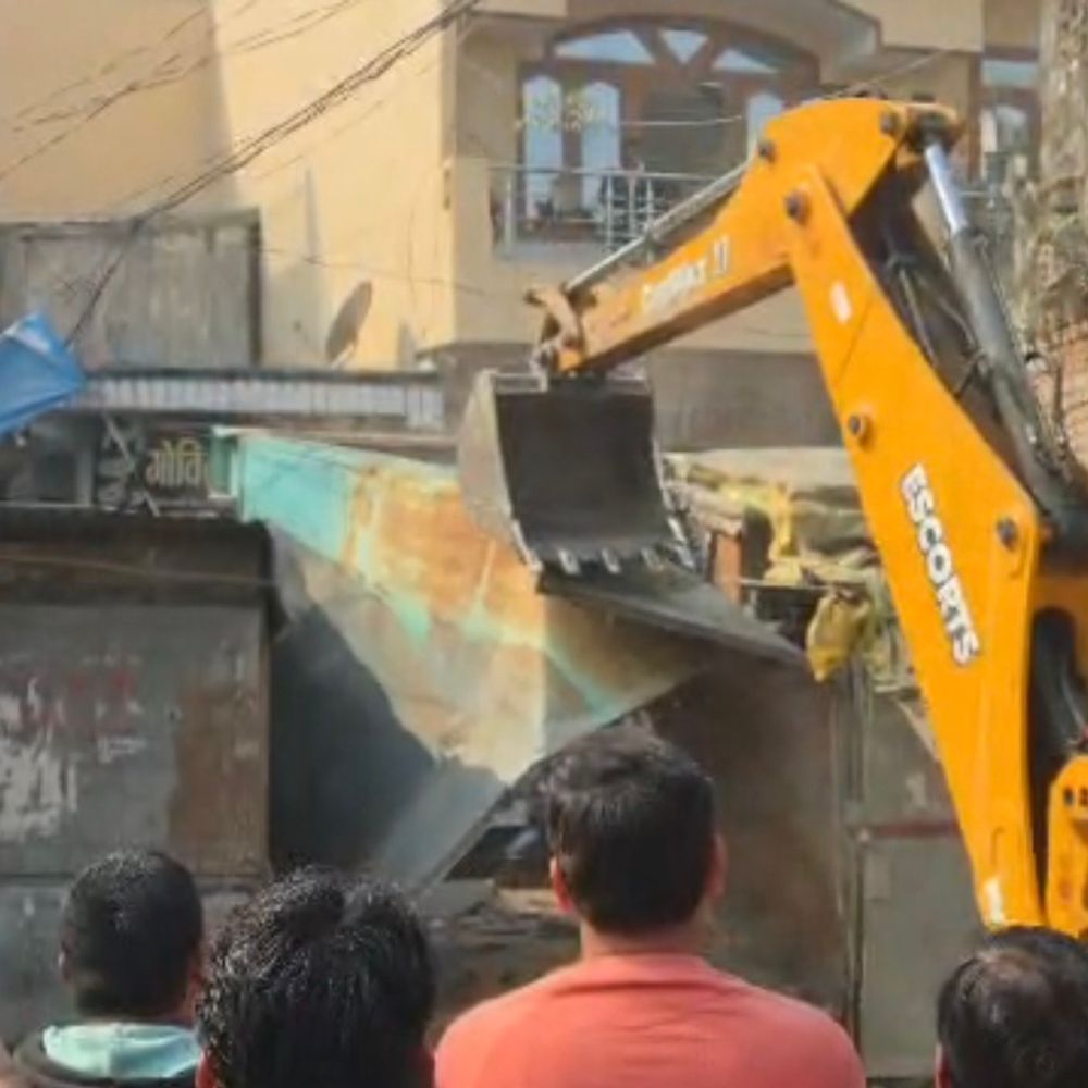 मासूम से रेप आरोपी की दुकान पर चला बुलडोजर:BNS और पॉक्सो एक्ट में केस दर्ज, भारी पुलिस बल तैनात रहा