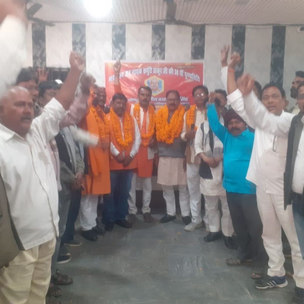 बलिया में कर्पूरी ठाकुर की पुण्यतिथि मनाई गई:परिवहन मंत्री के कैंप कार्यालय पर दी गई श्रद्धांजलि