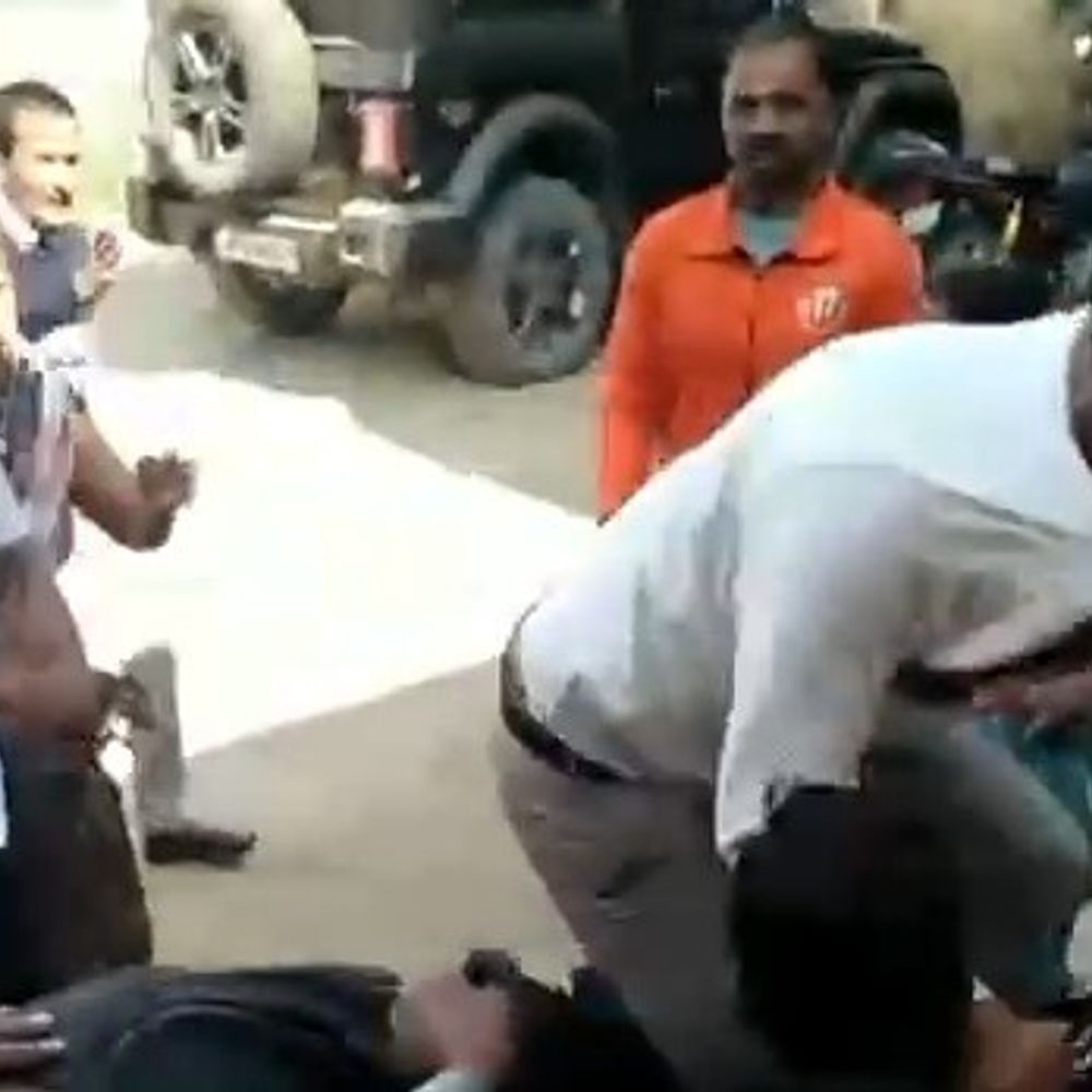 ग्राम प्रधान ने घर में घुसकर महिलाओं को पीटा, VIDEO:उन्नाव में पीड़िता की तहरीर पर पुलिस ने केस दर्ज किया