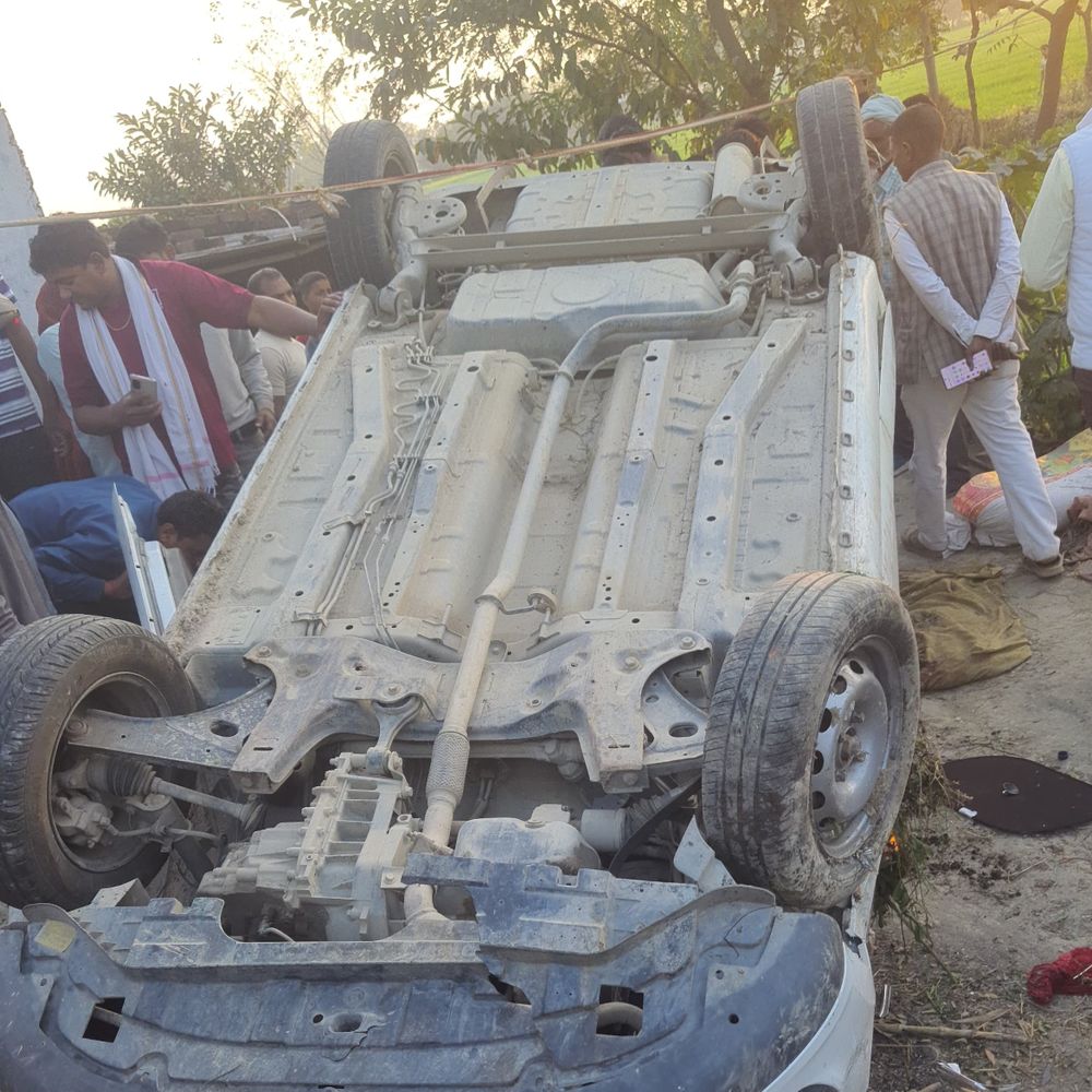 मऊ में कार पलटी, पांच लोग घायल:दाह संस्कार से लौटते समय बालक को बचाने में हुआ हादसा, एक गंभीर