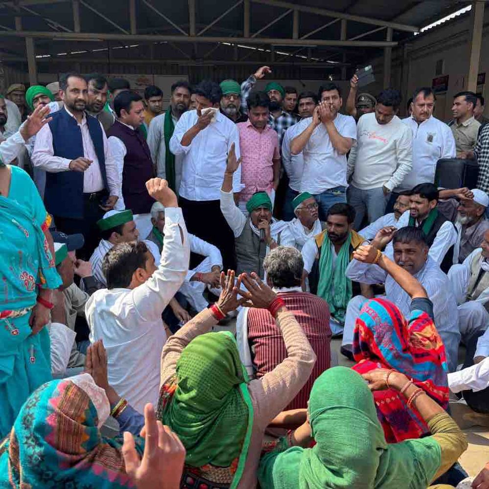 वेव सिटी थाने में किसानों का धरना:बिल्डर की FIR के खिलाफ सैकड़ों किसानों का प्रदर्शन