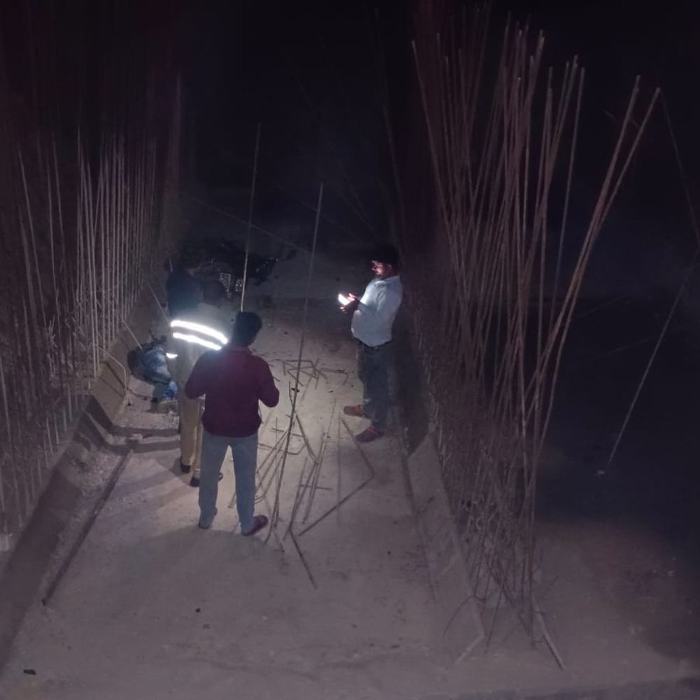 ठेकेदार की लापरवाही से सड़क हादसे में युवक की मौत:साथी घायल, सुल्तानपुर में मिट्टी के ढेर से टकराई बाइक