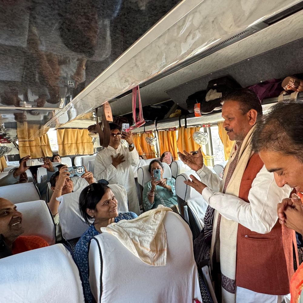 हांगकांग से 350 जैन श्रद्धालु पहुंचे प्रयागराज:संगम में डुबकी लगाई, महापौर गणेश केसरवानी ने किया अभिनंदन