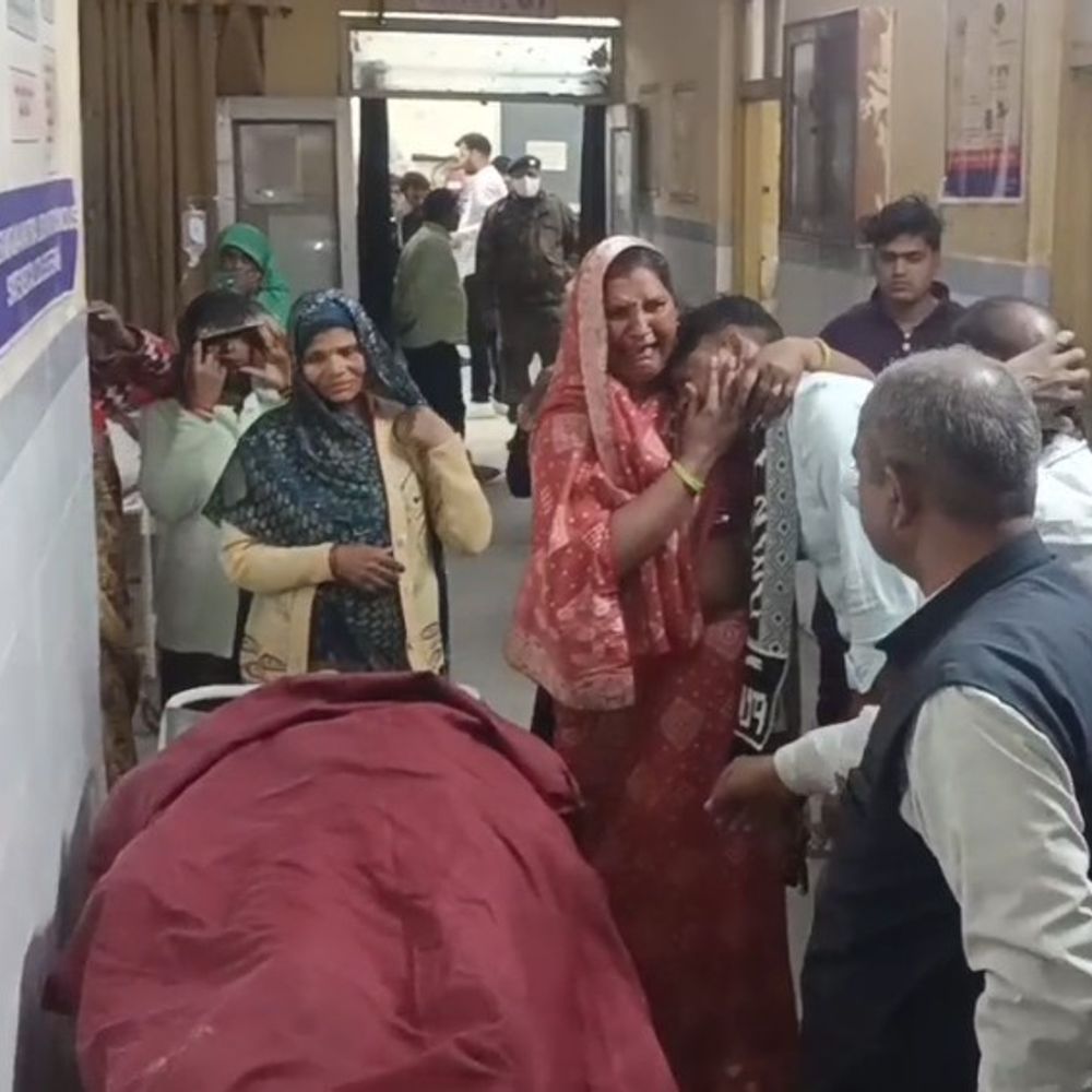 एटा में दो बाइकों की टक्कर में छात्र की मौत:दूसरा गंभीर रूप से घायल, प्रवेश पत्र लेकर घर लौटते समय हादसा