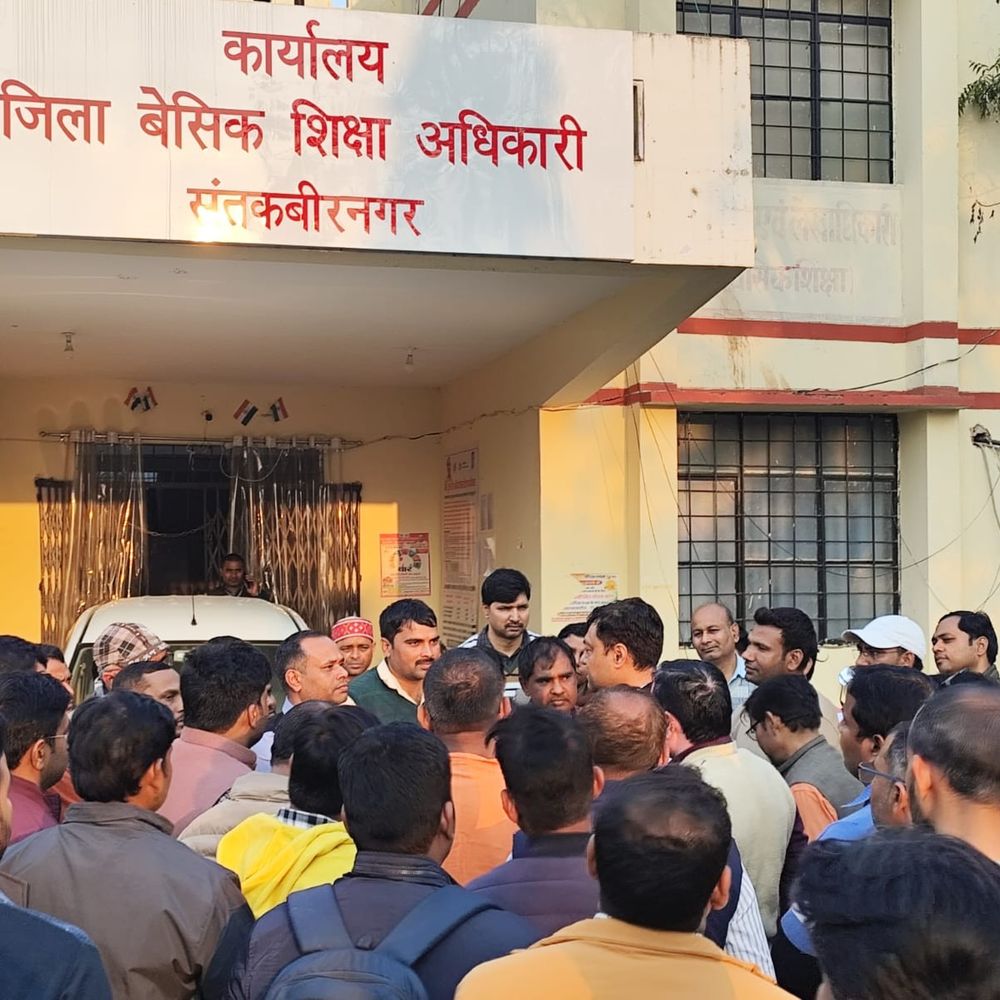 BSA कार्यालय पर राष्ट्रीय शैक्षिक महासंघ जिलाध्यक्ष का अनशन:समस्याओं के समाधान का अधिकारियों ने दिया आश्वासन, बड़ी संख्या में शिक्षक मौजूद रहे