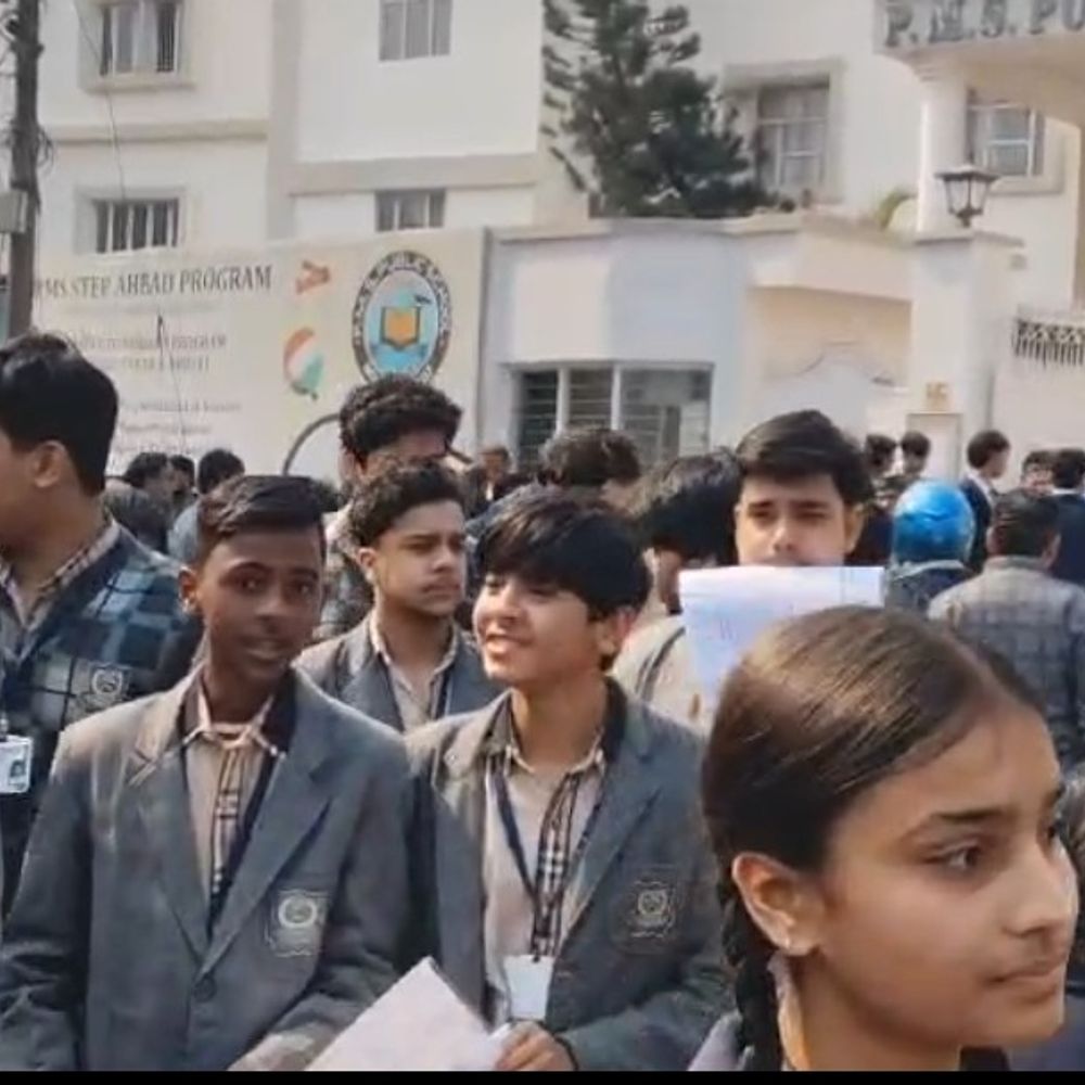 मुरादाबाद में CBSE परीक्षा शुरू:18 केंद्रों पर 10343 छात्र शामिल, प्रश्न पत्र देख खिले चेहरे