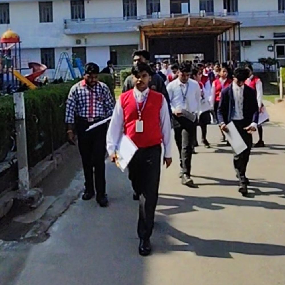 हाथरस में सीबीएसई परीक्षाएं शुरू:आठ केंद्रों पर हुई परीक्षा, ज्यादातर परीक्षार्थियों को सरल लगा पेपर