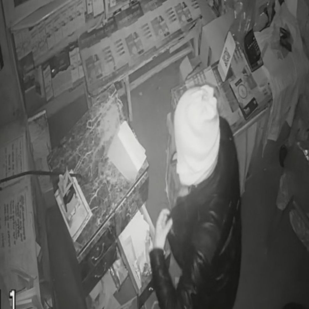 सुल्तानपुर में बैद्यनाथ एजेंसी से 1.20 लाख की चोरी, VIDEO:पुलिस चौकी के करीब दुकान का ताला तोड़कर हुई वारदात