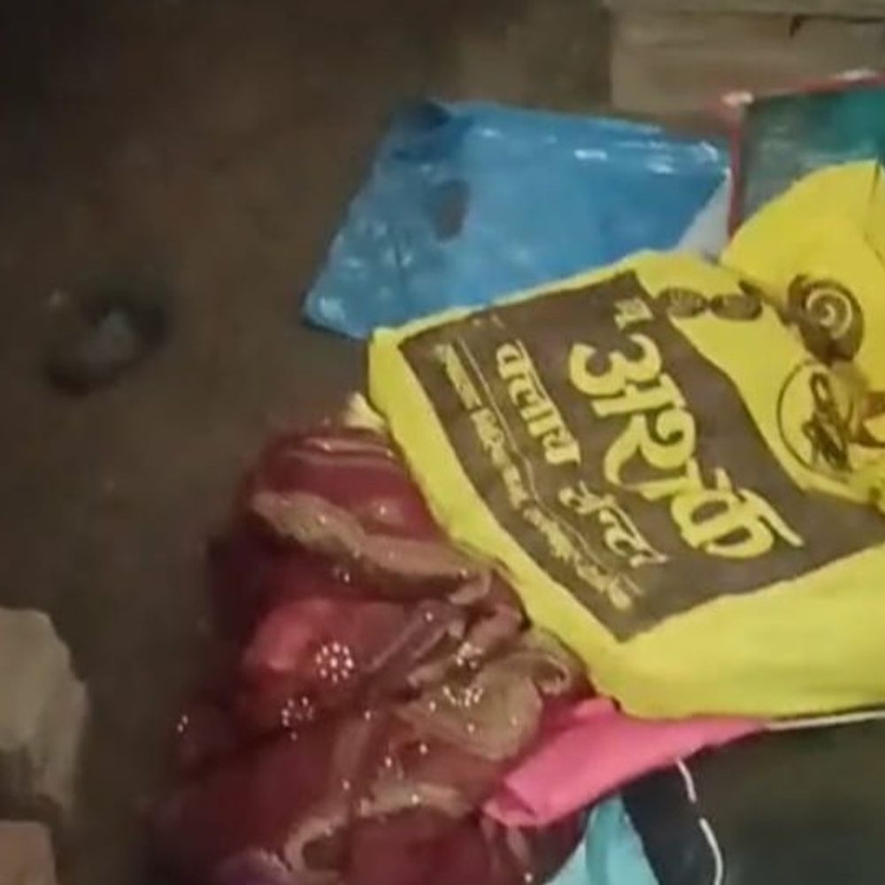 देवरिया में तालाबंद मकान में चोरी:पांच लाख रुपये मूल्य के सोने के जेवरात सहित कई अन्य कीमती वस्तुएं चोरी