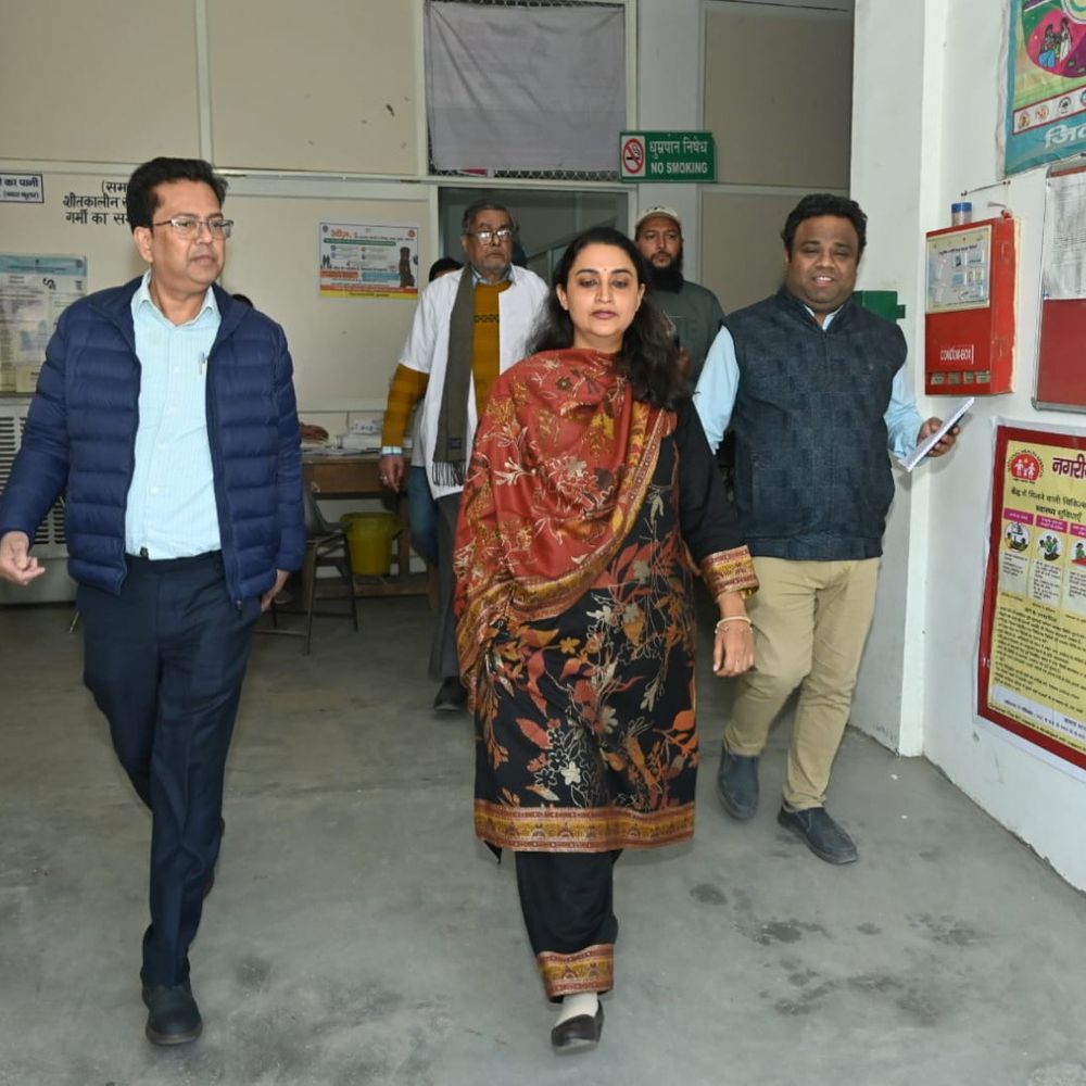 जिलाधिकारी श्रुति ने स्वास्थ्य केंद्रों का औचक निरीक्षण किया:गिरधारी नगर और शास्त्री नगर में व्यवस्थाओं का जायजा लिया