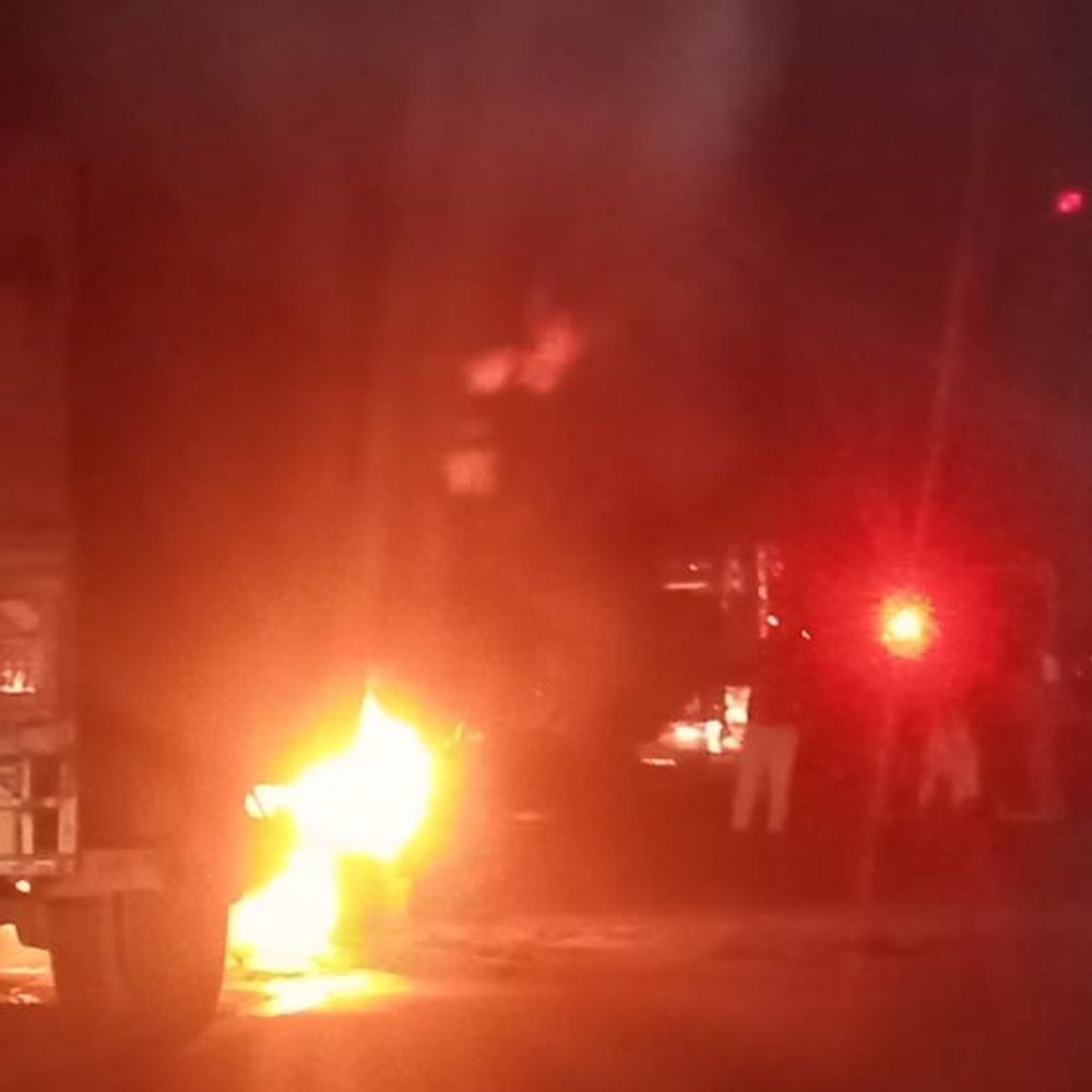 सुल्तानपुर में पूर्वांचल एक्सप्रेस-वे पर चलती DCM में लगी आग:केबिन और टायर जला, ड्राइवर-क्लीनर ने कूदकर बचाई जान