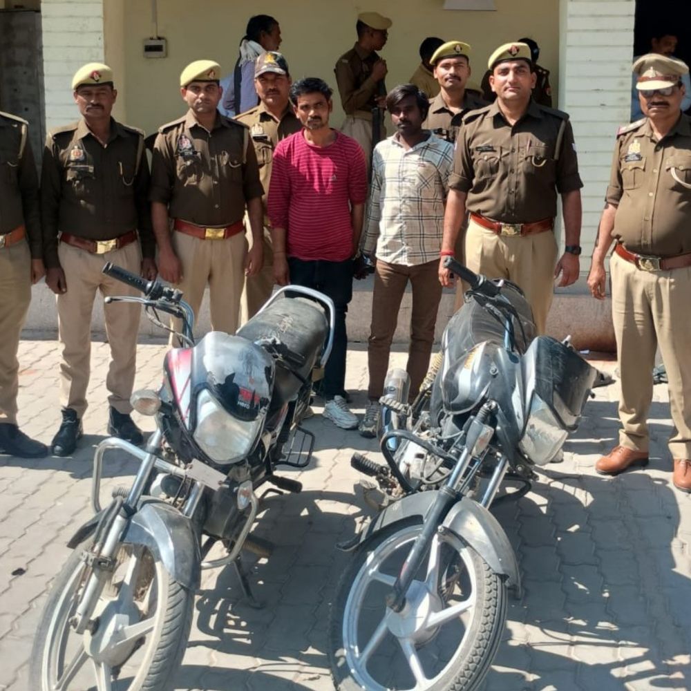 कोंच पुलिस ने दो शातिर वाहन चोर पकड़े:चेकिंग के दौरान घेराबंदी कर पकड़ा, दो मोटरसाइकिलें बरामद