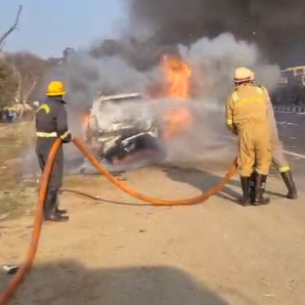 हाईवे पर चलती कार में लगी आग, दो ने बचाई:मुजफ्फरनगर में दमकल ने आग बुझाई, 80% जली कार सड़क किनारे खड़ी
