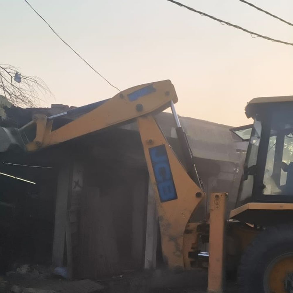 दुष्कर्म आरोपियों के अवैध निर्माण पर चला बुलडोजर:सरकारी जमीन पर बनी दुकानें और कब्जे ध्वस्त, कार्रवाई जारी