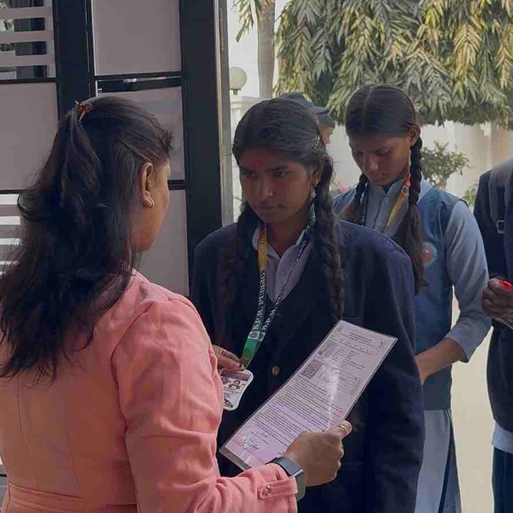 गोरखपुर में पूजा-अर्चना कर पहुंचे परीक्षार्थी:33 केंद्रों पर कड़ी निगरानी में शुरू हुई CBSE बोर्ड परीक्षा