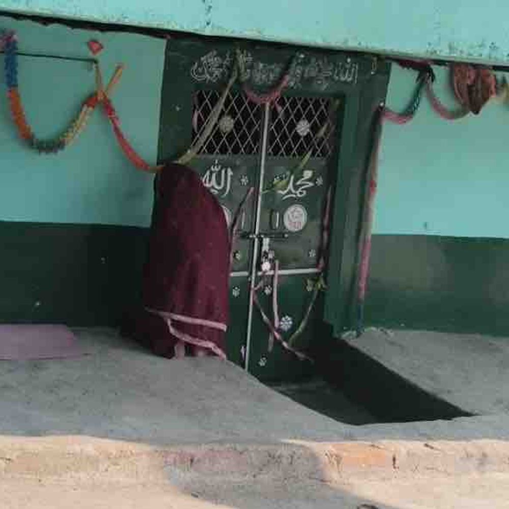 हिंडन नदी किनारे मजार विवाद पर प्रदर्शन:हिंदू रक्षा दल ने नगर निगम पर लापरवाही का आरोप लगाया