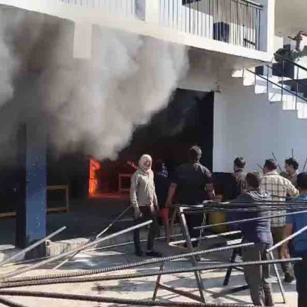 कानपुर की टेनरी में आग:मजदूरों ने भागकर जान बचाई, दमकल पहुंचने से पहले आग पर पाया काबू