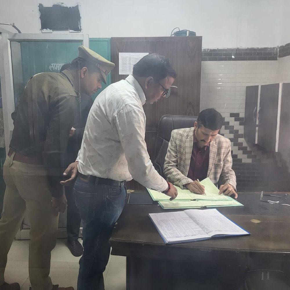 काकोरी ब्लॉक कार्यालय का औचक निरीक्षण:15 कर्मचारियों का एक दिन का वेतन रोका