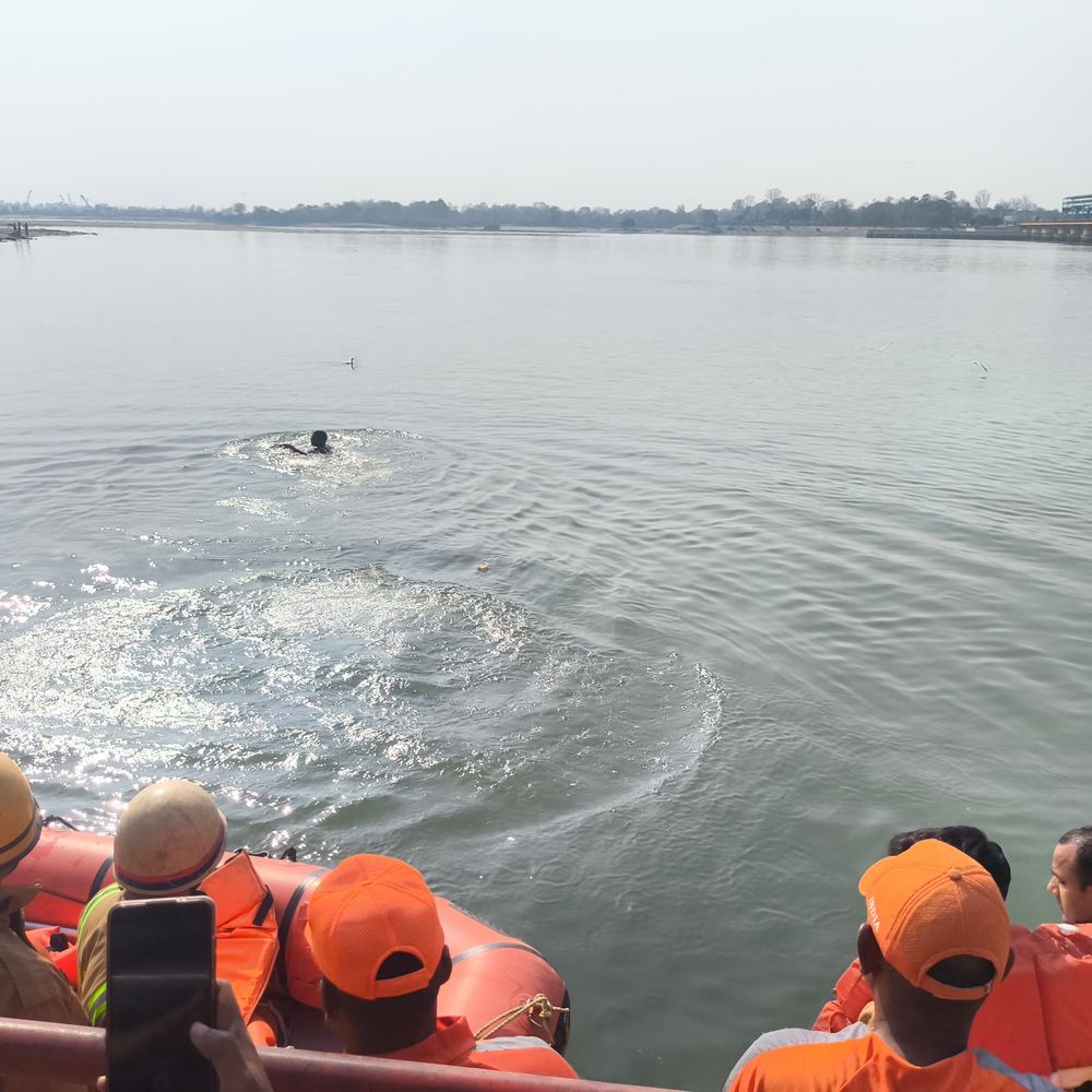 बिजनौर में बाढ़ आपातकाल के लिए मॉक ड्रिल:गंगा बैराज पर एनडीआरएफ समेत कई विभागों ने लिया हिस्सा