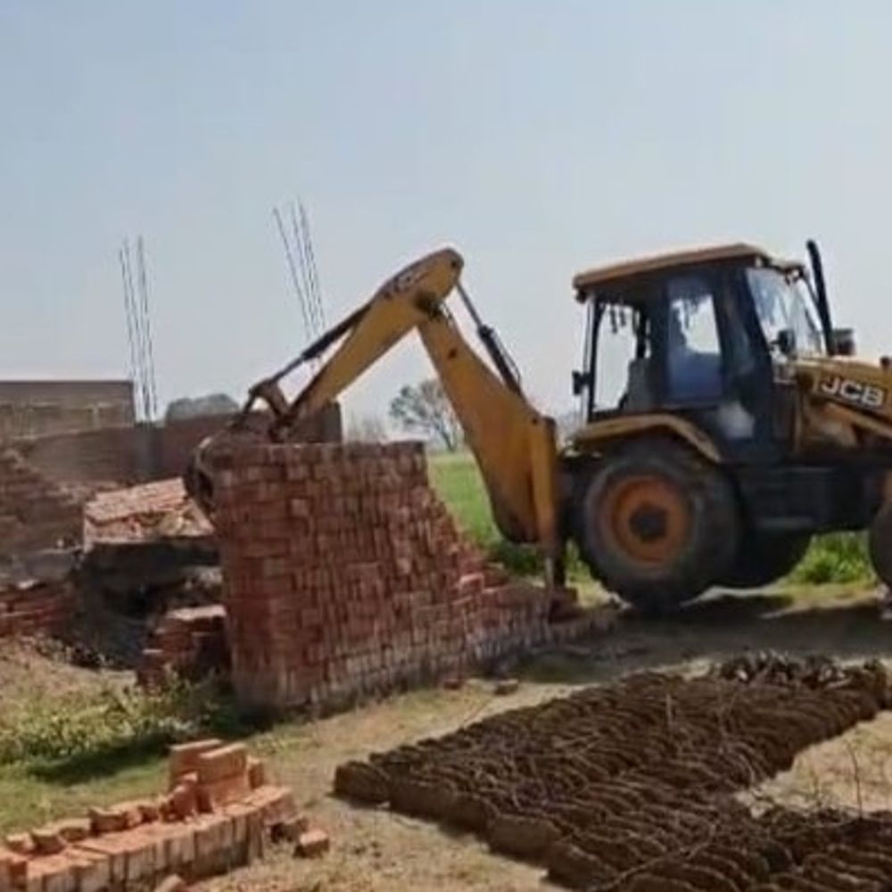 कौशांबी में ग्रामसभा भूमि से अवैध कब्जा हटा:प्रशासन ने बुलडोजर चलाकर बाउंड्रीवाल ध्वस्त की, अन्य अतिक्रमणकारियों पर भी कार्रवाई के निर्देश