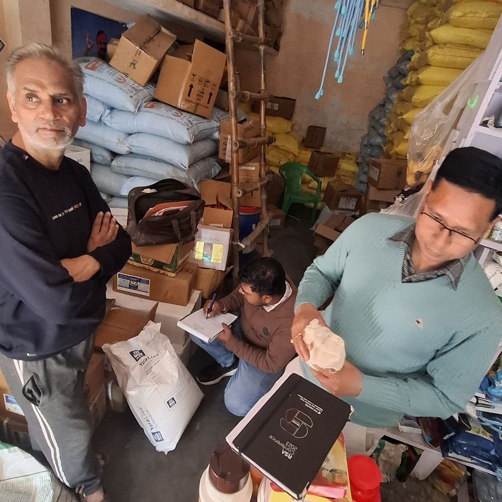 रामपुर में कृषि अधिकारी ने उर्वरक दुकानों की जांच की:दो नमूने लेकर कालाबाजारी और ओवररेटिंग पर चेतावनी दी