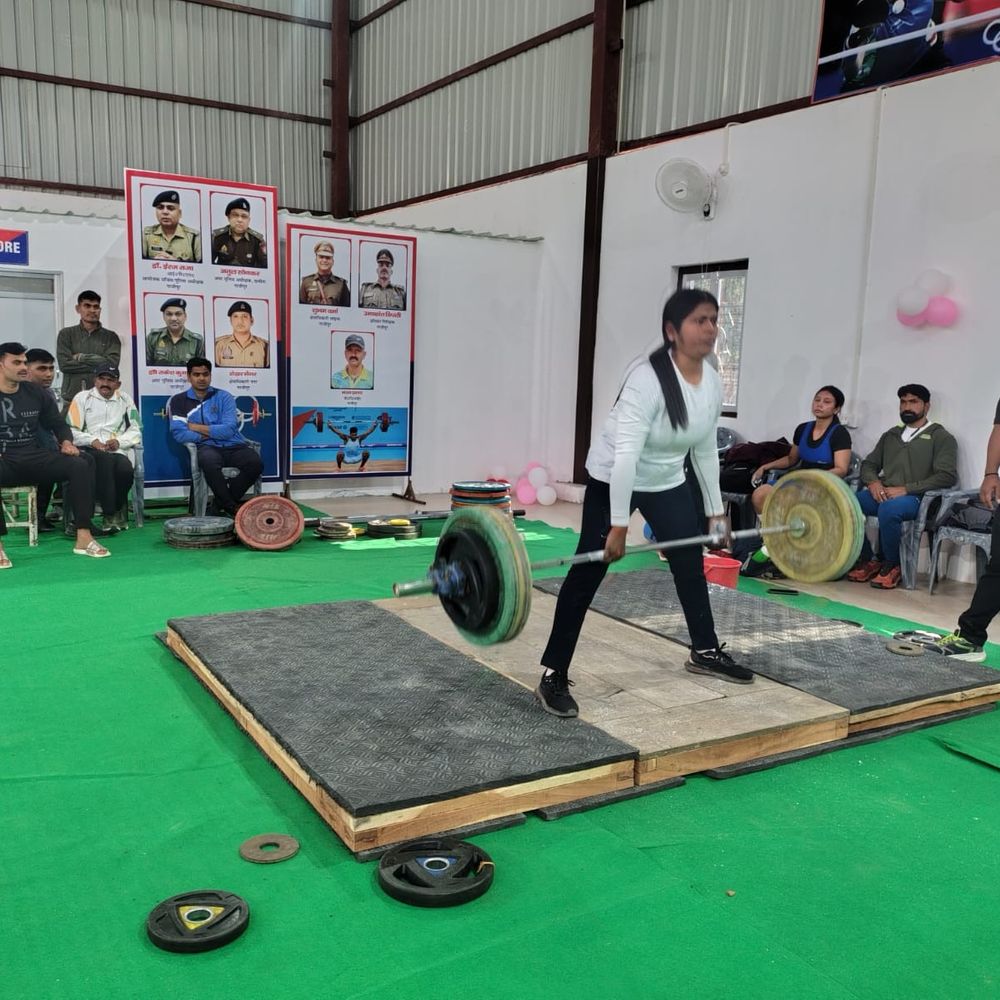 गाजीपुर में 31वीं अंतर जनपदीय भारोत्तोलन क्लस्टर शुरू:एसपी ने किया उद्घाटन, 9 टीमें ले रही प्रतिभाग
