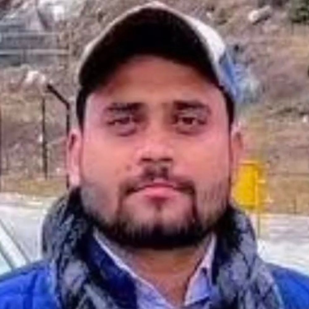 चंदौसी थाने पर संदिग्ध मौत पर परिजनों का हंगामा:पोस्टमार्टम में कारण स्पष्ट नहीं, पत्नी ने हत्या का लगाया आरोप