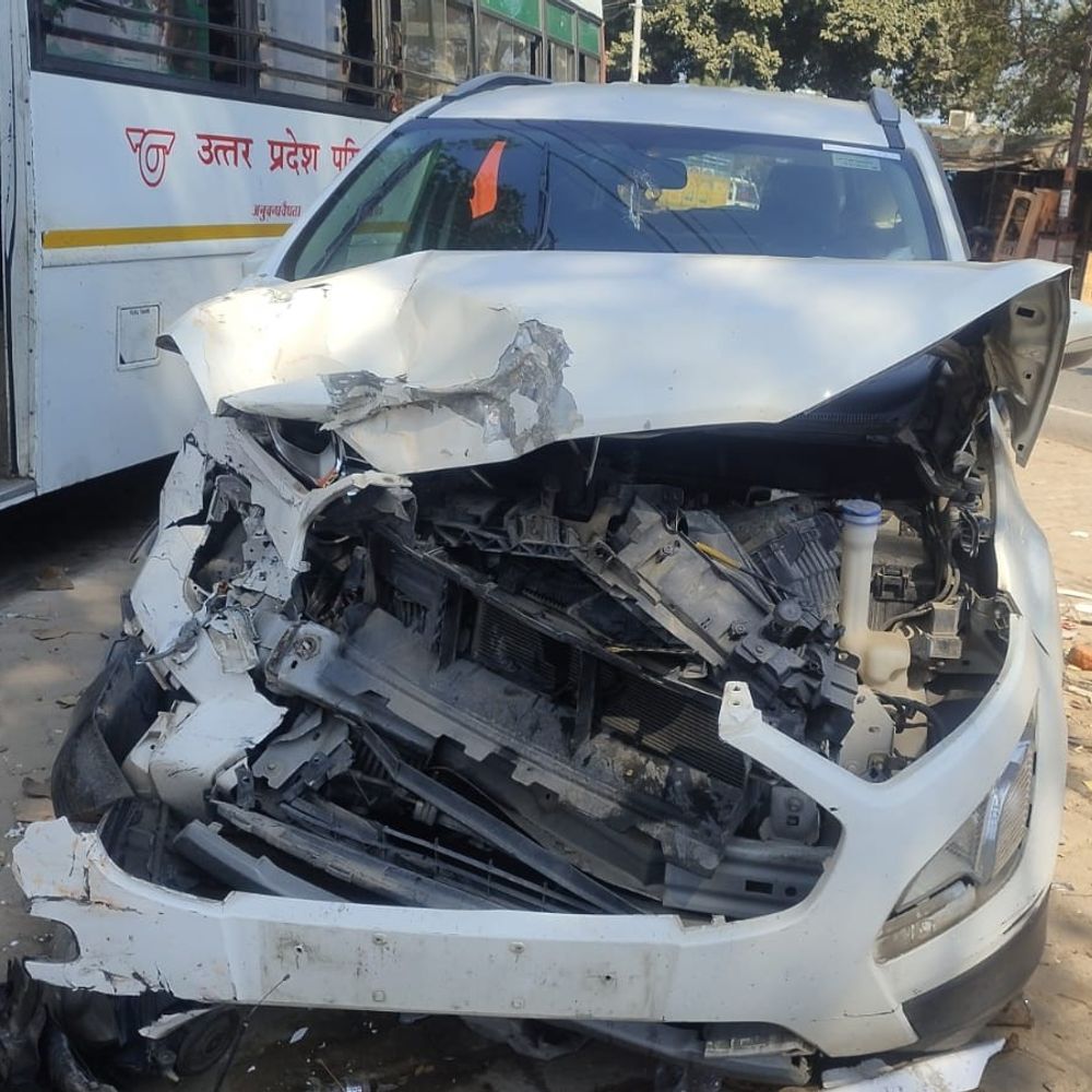 कन्नौज में बस-कार भिड़ंत, कोर्ट कर्मी समेत दो घायल:बस ने कार में टक्कर मारकर चालक फरार