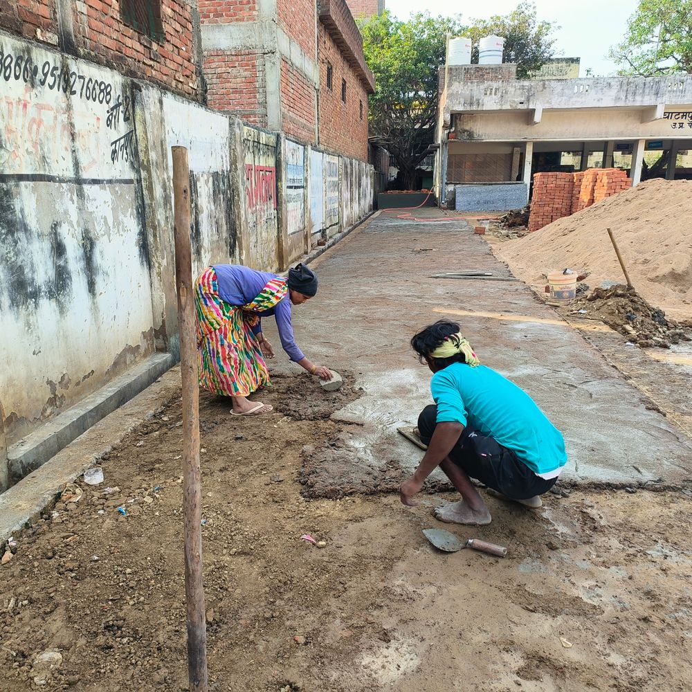 घाटमपुर बस स्टॉप निर्माण कार्य में अनियमिताएं:शौचालय की दीवारें टूटीं; विधायक बोलीं- शिकायत मिली थी, जांच कराएंगे