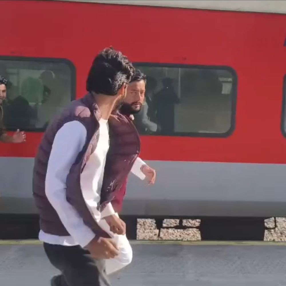 रेलवे प्लेटफार्म पर पुलिस ने कांग्रेसियों को दौड़ा कर पकड़ा:हरदोई में कांग्रेस नेताओं को रोकने के लिए पुलिस ने की घेराबंदी, कई हिरासत में