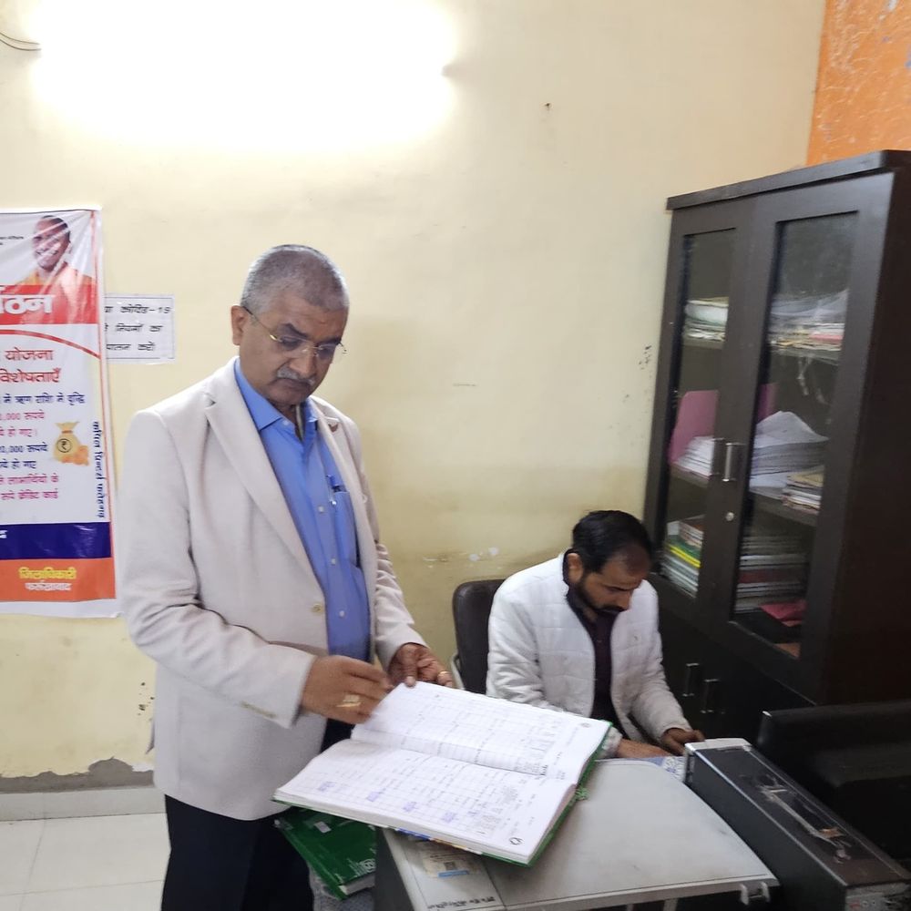 डीएम ने कमालगंज नगर पंचायत का निरीक्षण किया:हाउस और वॉटर टैक्स वसूली तेज करने के दिए निर्देश, योजनाओं की प्रगति जांची