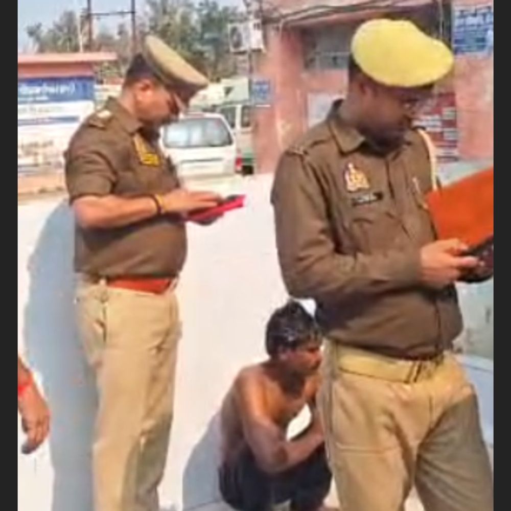 सिद्धार्थनगर कलेक्ट्रेट गेट पर युवक ने आत्मदाह का प्रयास किया:पुलिस कार्रवाई नहीं होने से आहत था, सुरक्षाकर्मियों ने बचाया